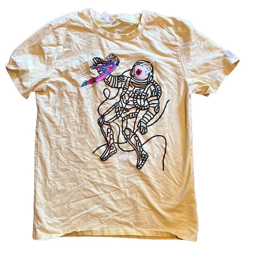 Fifth loop tee flying in scape pale yellow